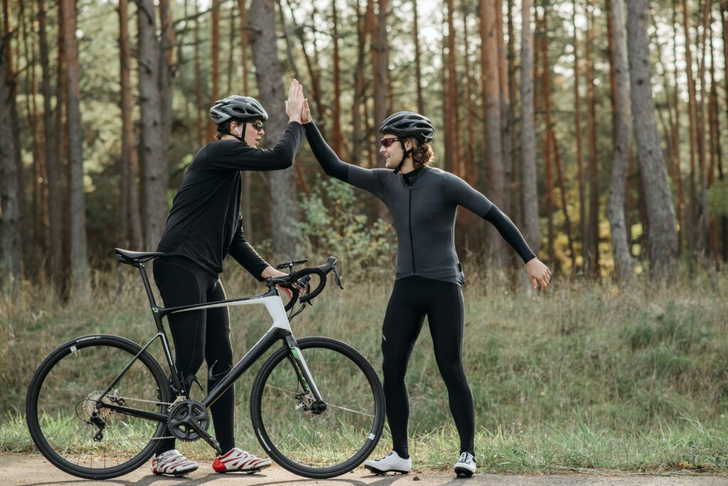 amici in bicicletta che si danno il cinque

Gadget per ciclisti personalizzati: i 5 più popolari 
